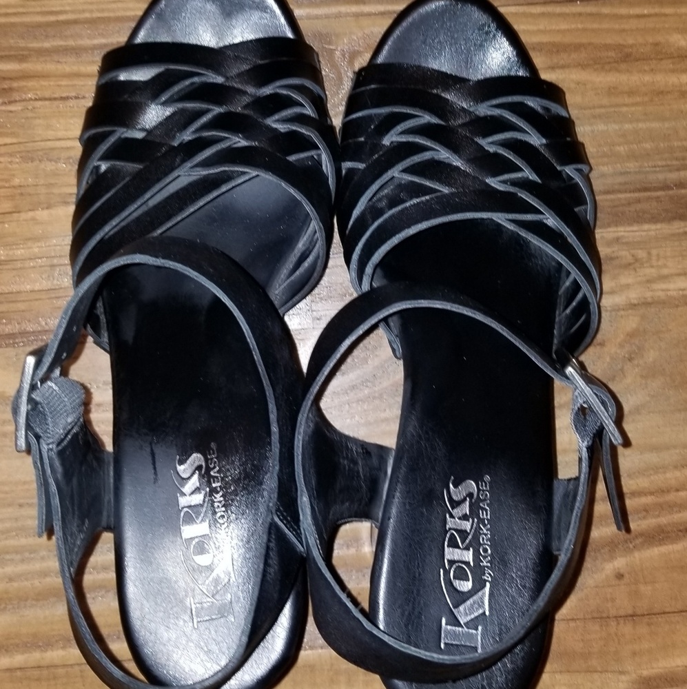Women's Korks Black Sandals Lightly Used size 9